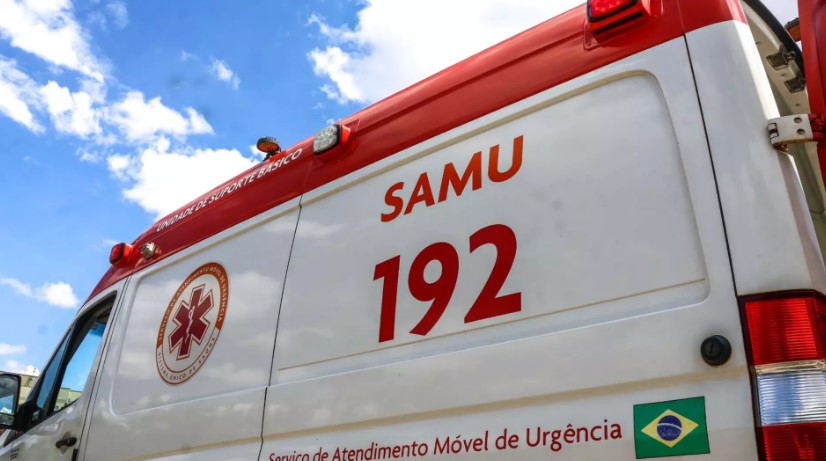 Motociclista sem capacete tenta fugir da PM, mas acaba caindo