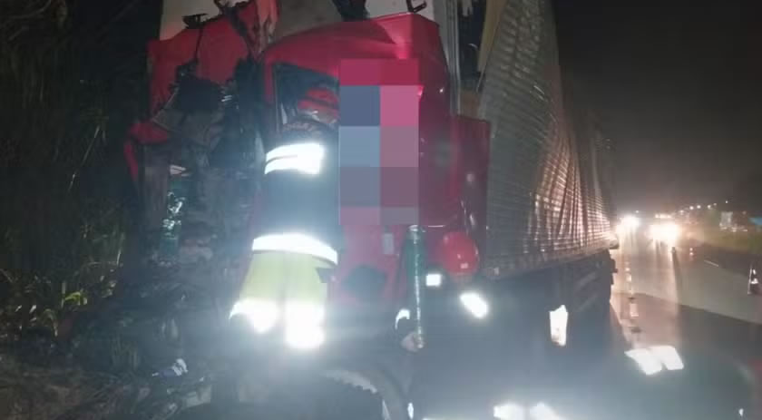 Caminhoneiro envolvido em engavetamento que matou família morre em nova colisão