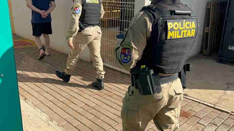 Procurado por tráfico é preso dentro de casa