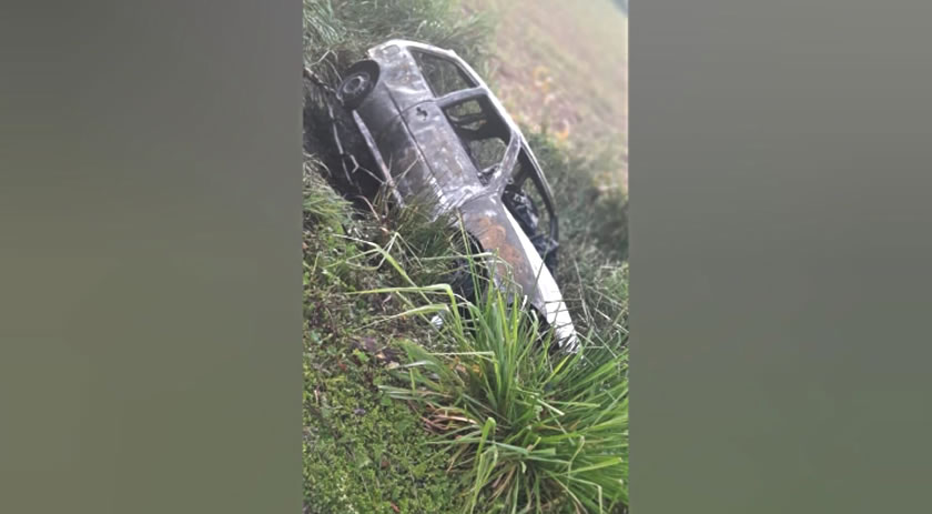 Carro capota na PR-484 pega fogo e condutor morre carbonizado