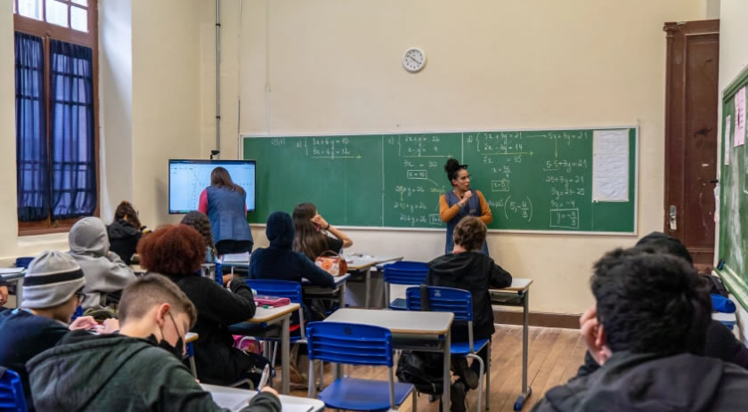 Estudantes do ensino médio terão poupança para permanecer na escola
