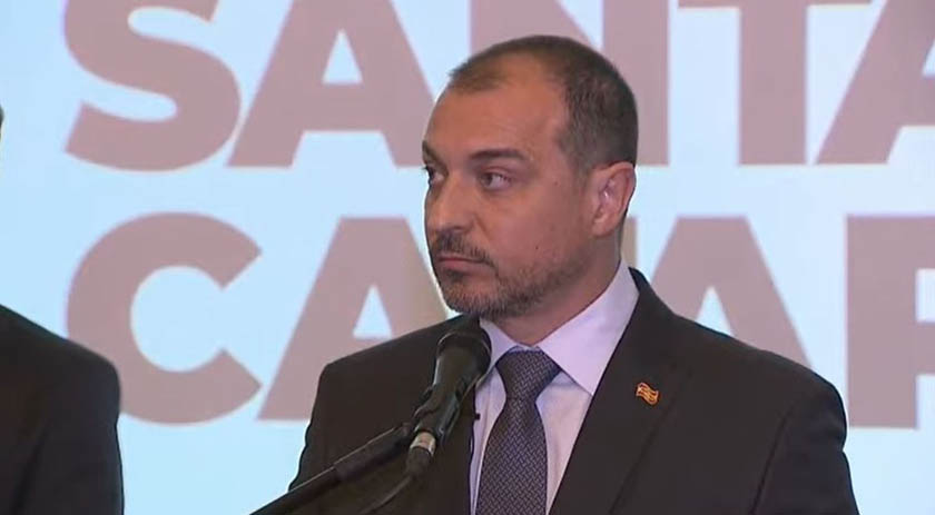 Moisés reassume governo e anuncia retorno de secretário da Saúde e outros nomes do alto escalão