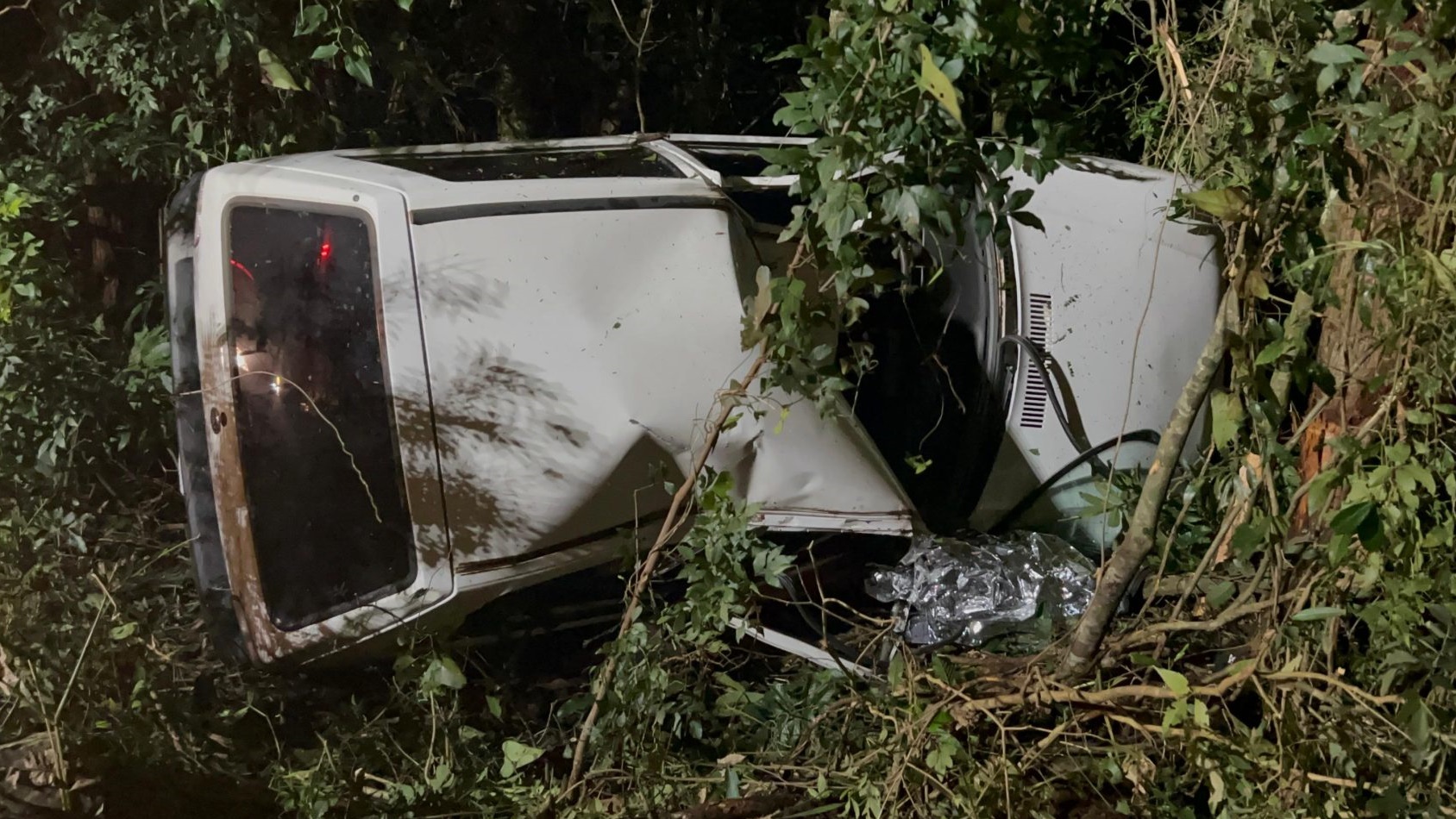 Homem fica em estado grave após carro capotar na PR-471