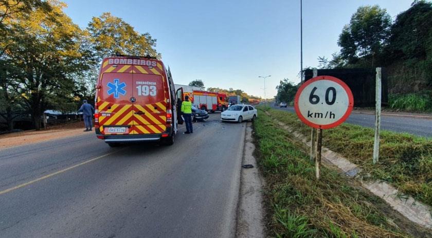 Acidente entre carros mobiliza Bombeiros na BR 163