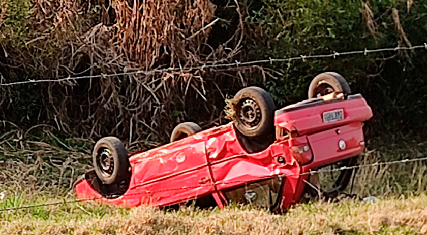 Mulher de 65 anos fica ferida em capotamento na BR 282