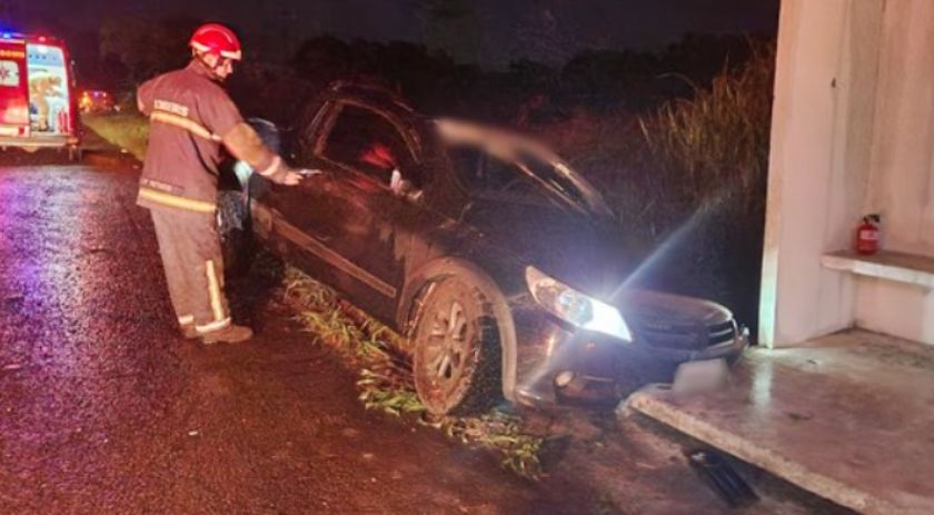 Acidente na PR 483 deixa duas pessoas feridas