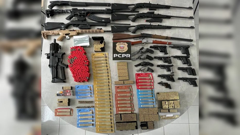 Após cumprimento de mandado de prisão por violência doméstica, polícia descobre arsenal com 23 armas e centenas de munições