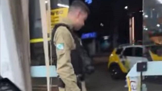 Criminosos apedrejam portas e invadem supermercado