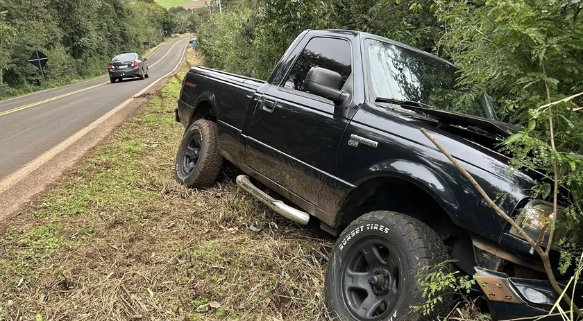 Morador de Ampére perde controle de camionete e colide contra árvore