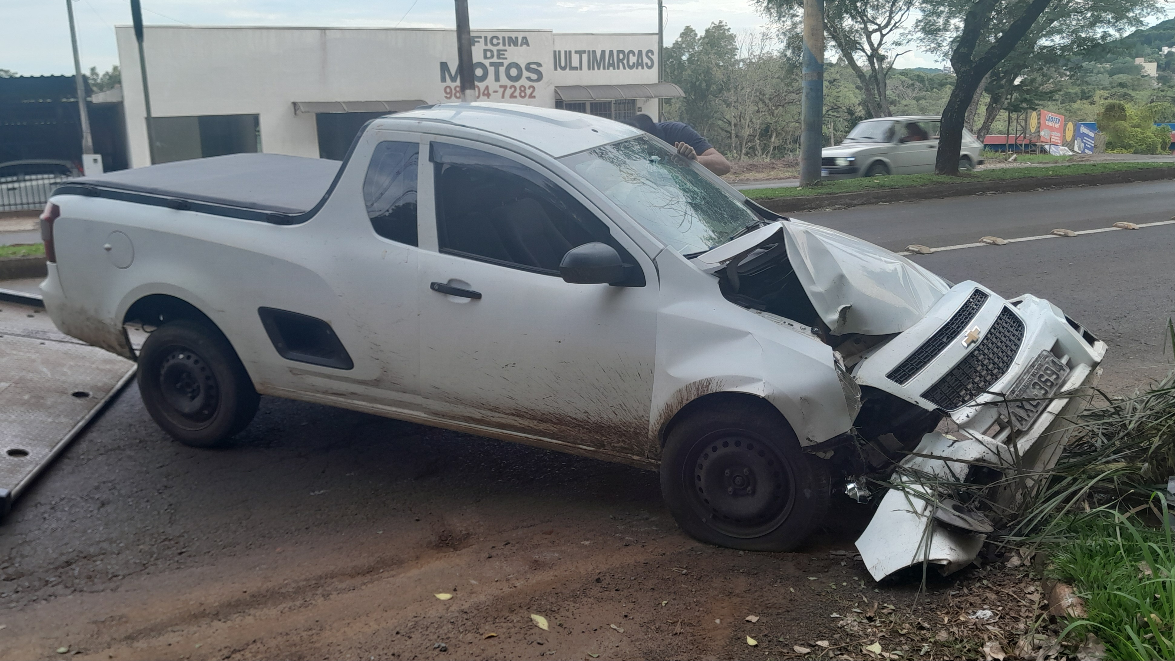 Colisão envolvendo carro e poste mobiliza a Polícia Militar na Av. Antônio Silvio Barbieri
