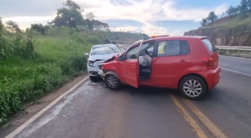 Colisão frontal na PR-483 deixa passageira ferida em Francisco Beltrão