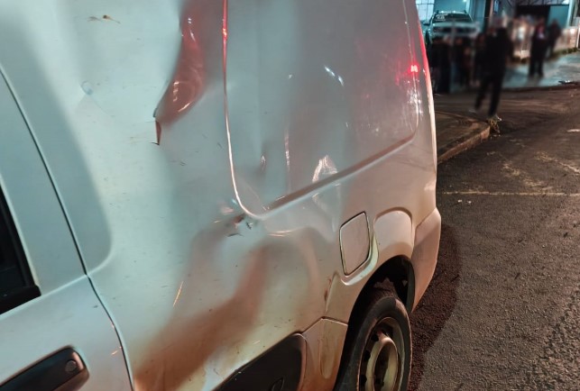 Colisão entre carro e moto deixa homem ferido