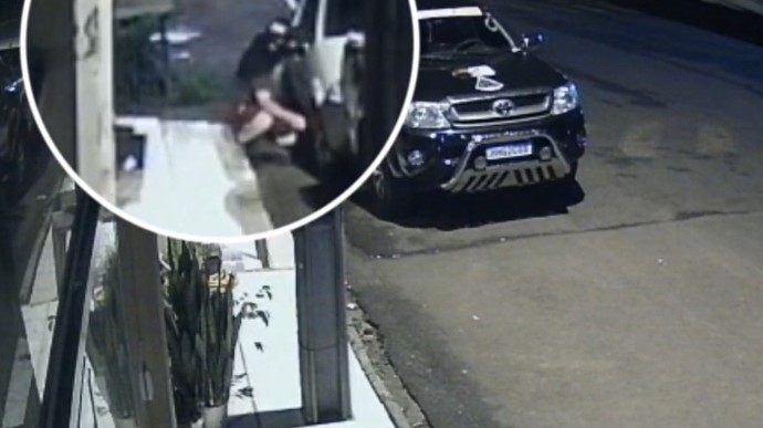 Homem é flagrado cortando pneus de camionete de empresa