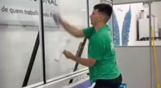 Paranaense busca título mundial de melhor limpador de vidros em competição nos EUA