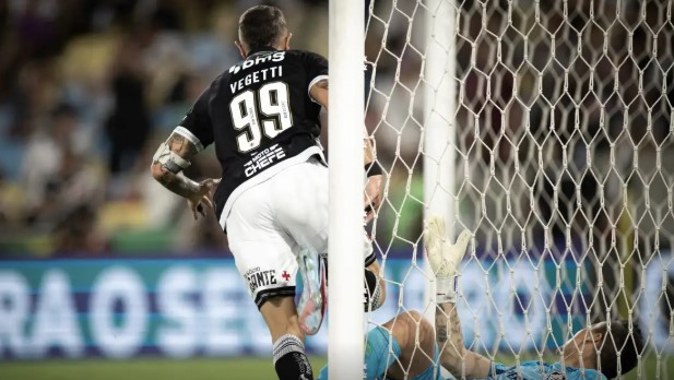 Rayan e Vegetti decidem e Vasco sai em vantagem na Copa do Brasil