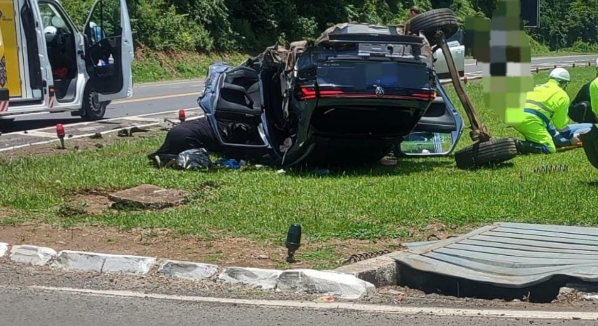 Capotamento na BR-277 deixa quatro pessoas feridas