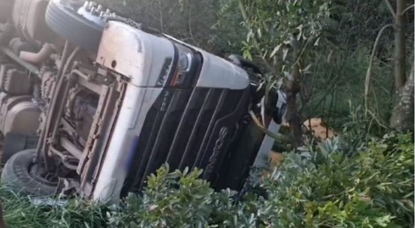 Caminhão carregado com soja tomba na PR-483 em Francisco Beltrão