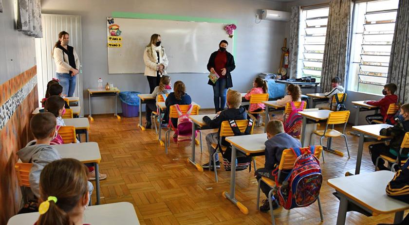 Aulas totalmente presenciais são retomadas na Rede Municipal de Ensino