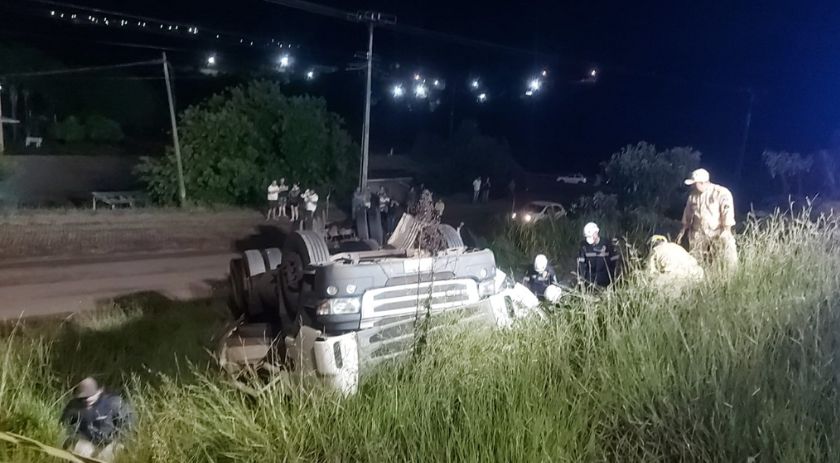Motorista morre em tombamento de carreta