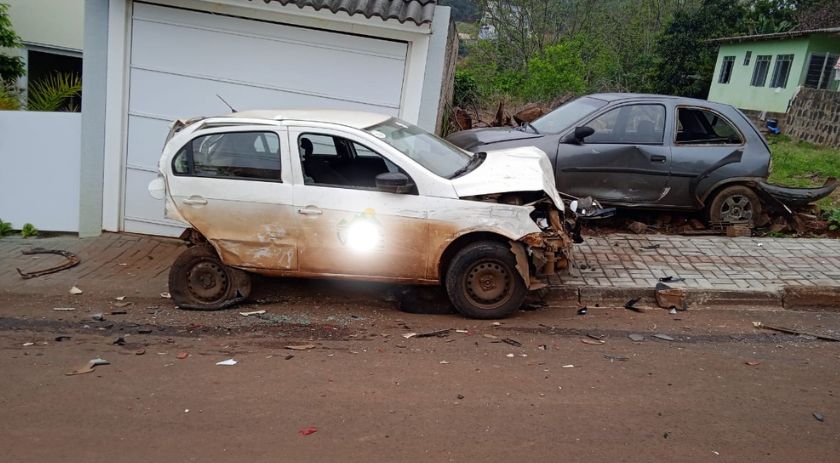 Motorista tem mal súbito e colide em veículos estacionados