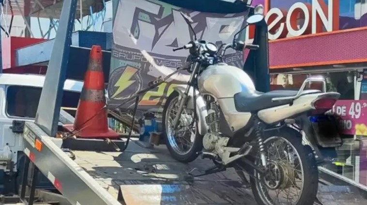PM apreende motocicleta irregular no centro