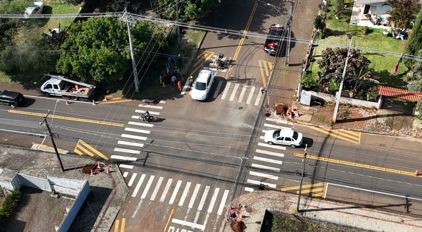 Prefeitura inicia instalação de semáforo na Rua Maringá, cruzamento com a Rua Bolívia