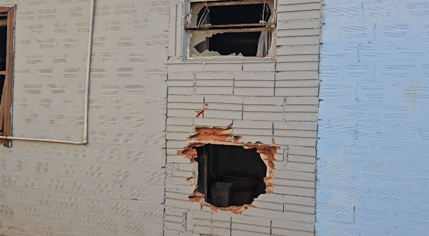 Homem é resgatado por populares durante incêndio em residência