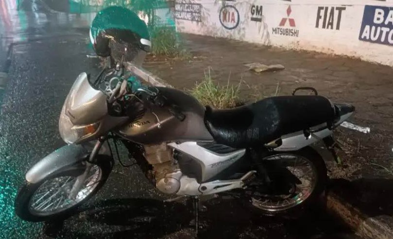 Motociclista fica gravemente ferido após colisão no Centro