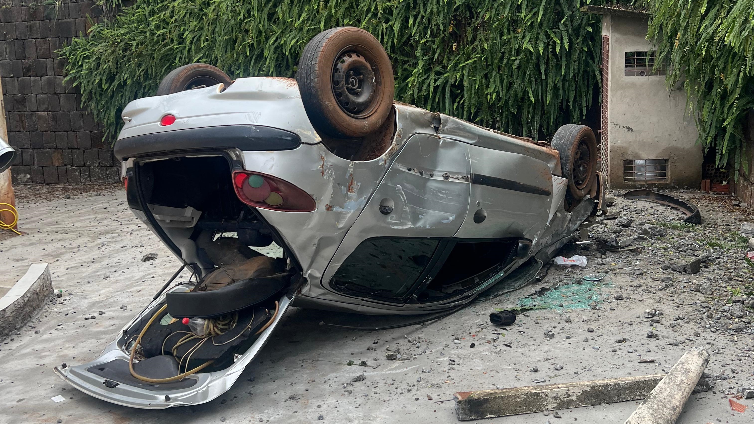 Carro capota dentro do pátio da APAE em Coronel Vivida