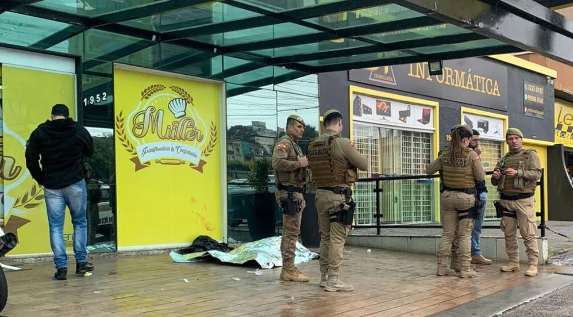 Mulher é morta por ex-marido em frente à estabelecimento comercial em Lages