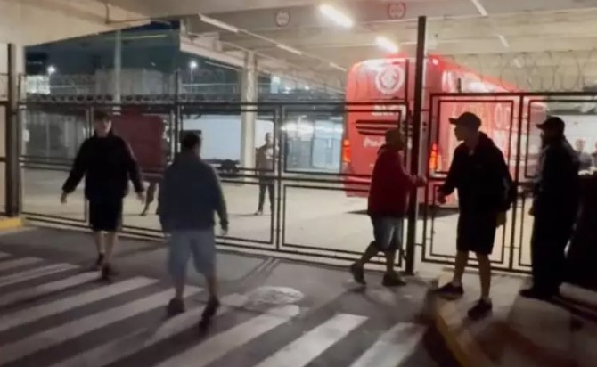Torcida do Inter protesta no aeroporto após nova derrota no Brasileirão