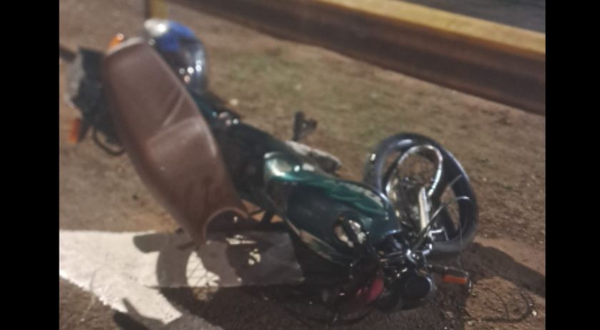 Acidente entre carro e moto deixou motociclista ferido na noite deste sábado (26)