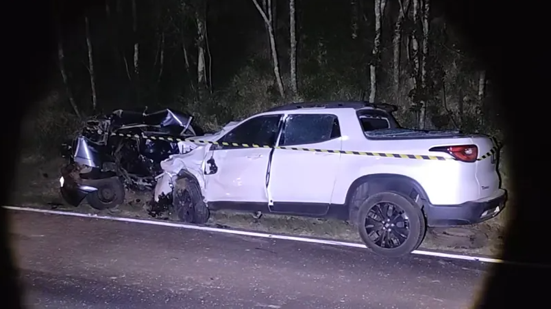 Colisão entre carro e caminhonete deixa mulher e criança mortas na PR 158