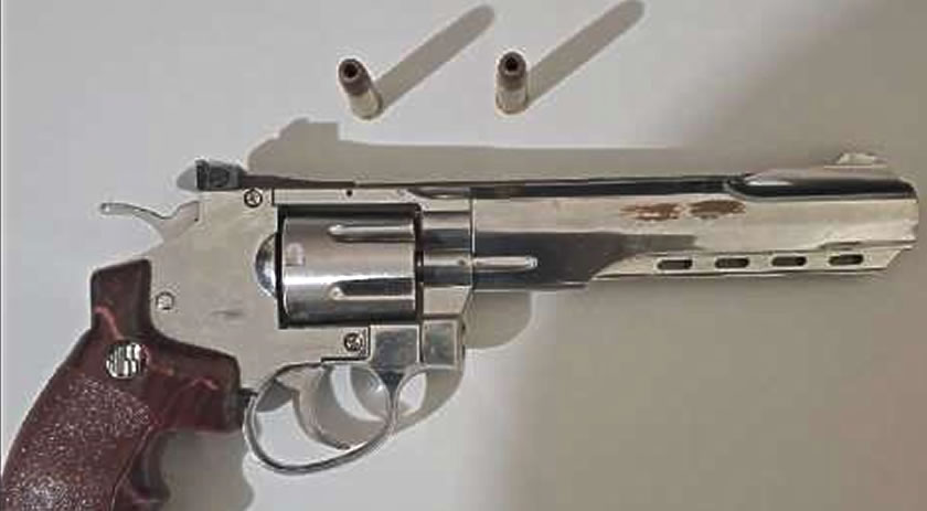 Homem é detido por ameaça e simulacro de arma de fogo