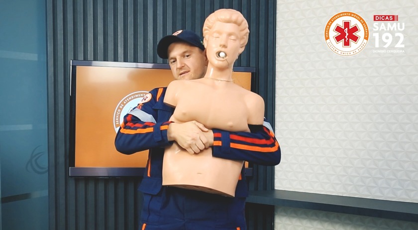 SAMU orienta como realizar a desobstrução de vias aéreas em adultos
