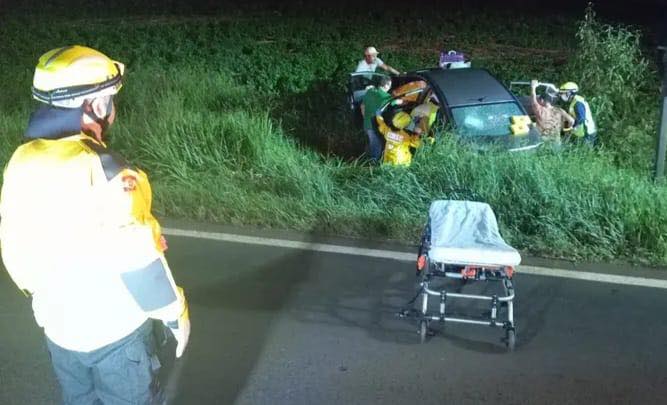 Saída de pista deixa mulher ferida na PR 158