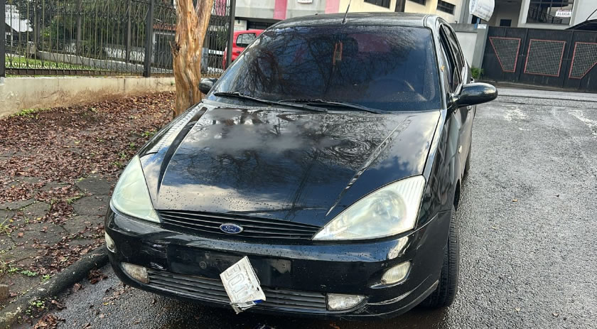 Mulher fica ferida em colisão entre moto e carro