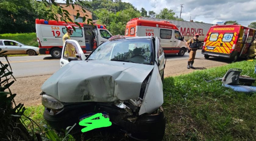 Acidente deixa dois adultos e duas crianças feridas na PR 483