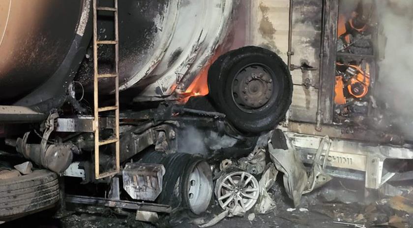 Duas pessoas morrem carbonizadas após engavetamento na BR-277