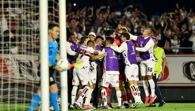 Rafael brilha nos pênaltis, e São Paulo avança às quartas de final da Libertadores