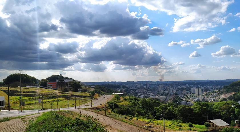 Primeira frente fria continental do ano traz chuva e derruba as temperaturas