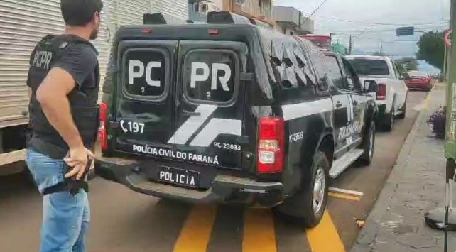 Homem ataca a ex-esposa e o namorado dela com golpes de faca
