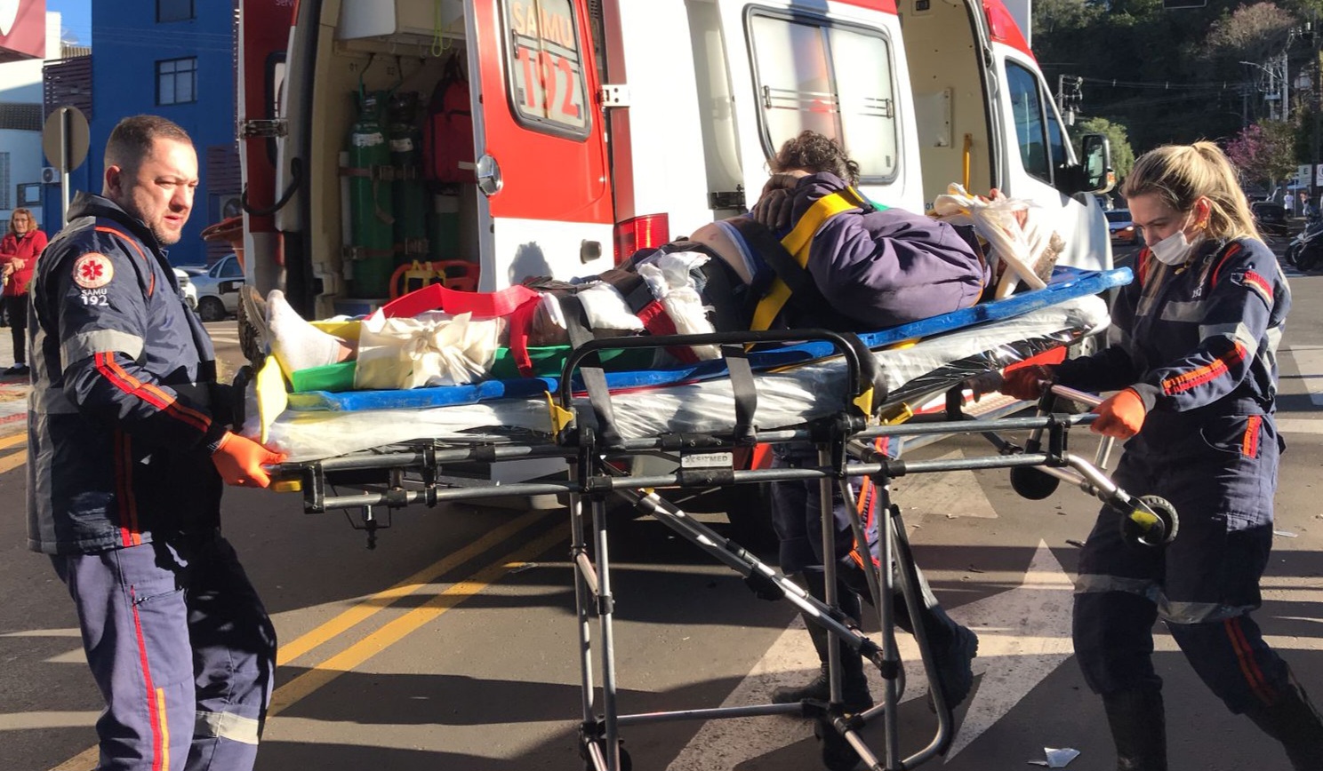 Motociclista sofre fratura exposta em colisão no cruzamento da Romeu Lauro com a União da Vitória