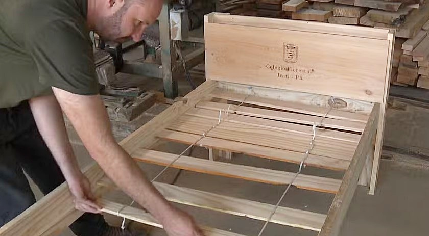 Estudantes do Paraná constroem camas para doar a vítimas das enchentes no Rio Grande do Sul