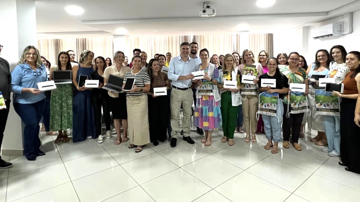Escolas municipais recebem tablets, livros e chromebooks