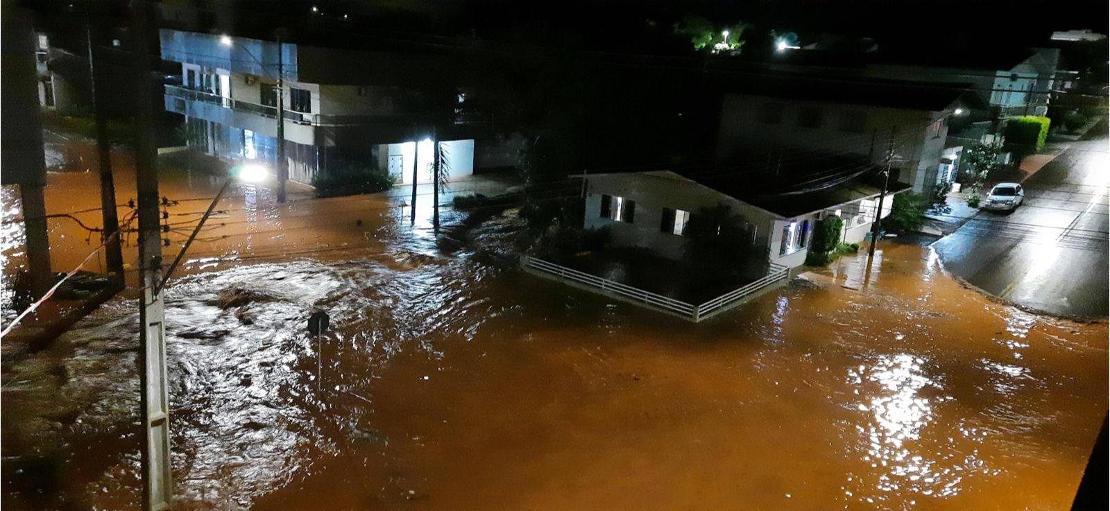 Chuva forte provoca alagamentos no centro da cidade