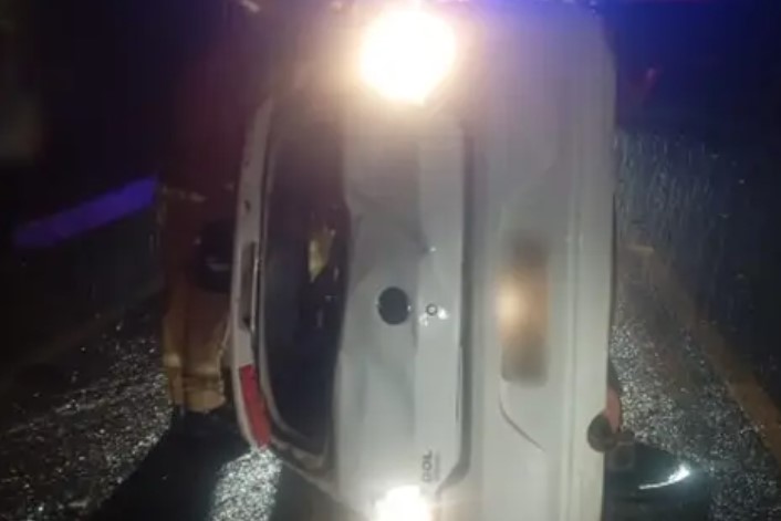 Carro capota na BR-280 em Marmeleiro após motorista desviar de cachorro