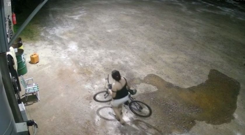 Câmera de segurança flagra mulher furtando bicicleta, na Cidade Norte
