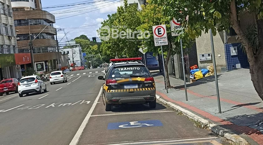 Internauta denuncia estacionamento irregular de viatura do Debetran