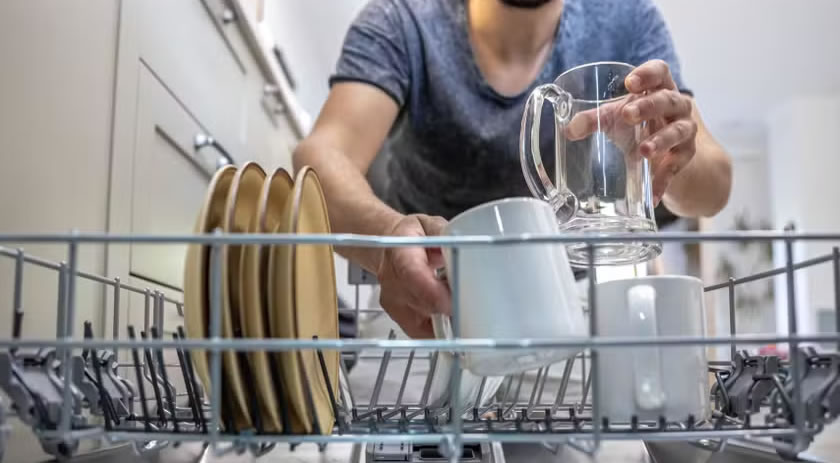 Por que seus pratos não estão saindo limpinhos da lava-louças?
